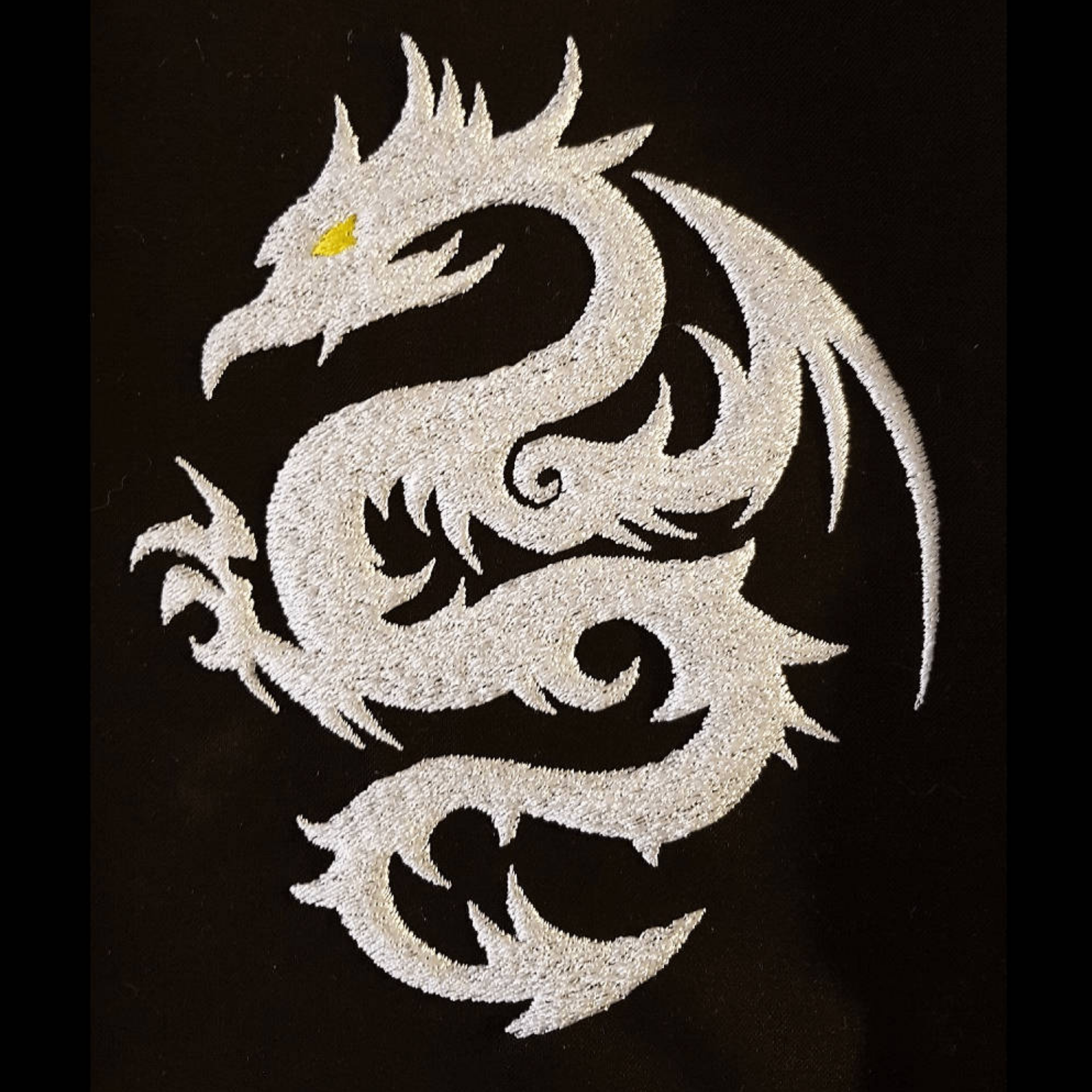 Tribal-Drache Stickdatei in Weiß, Originalansicht