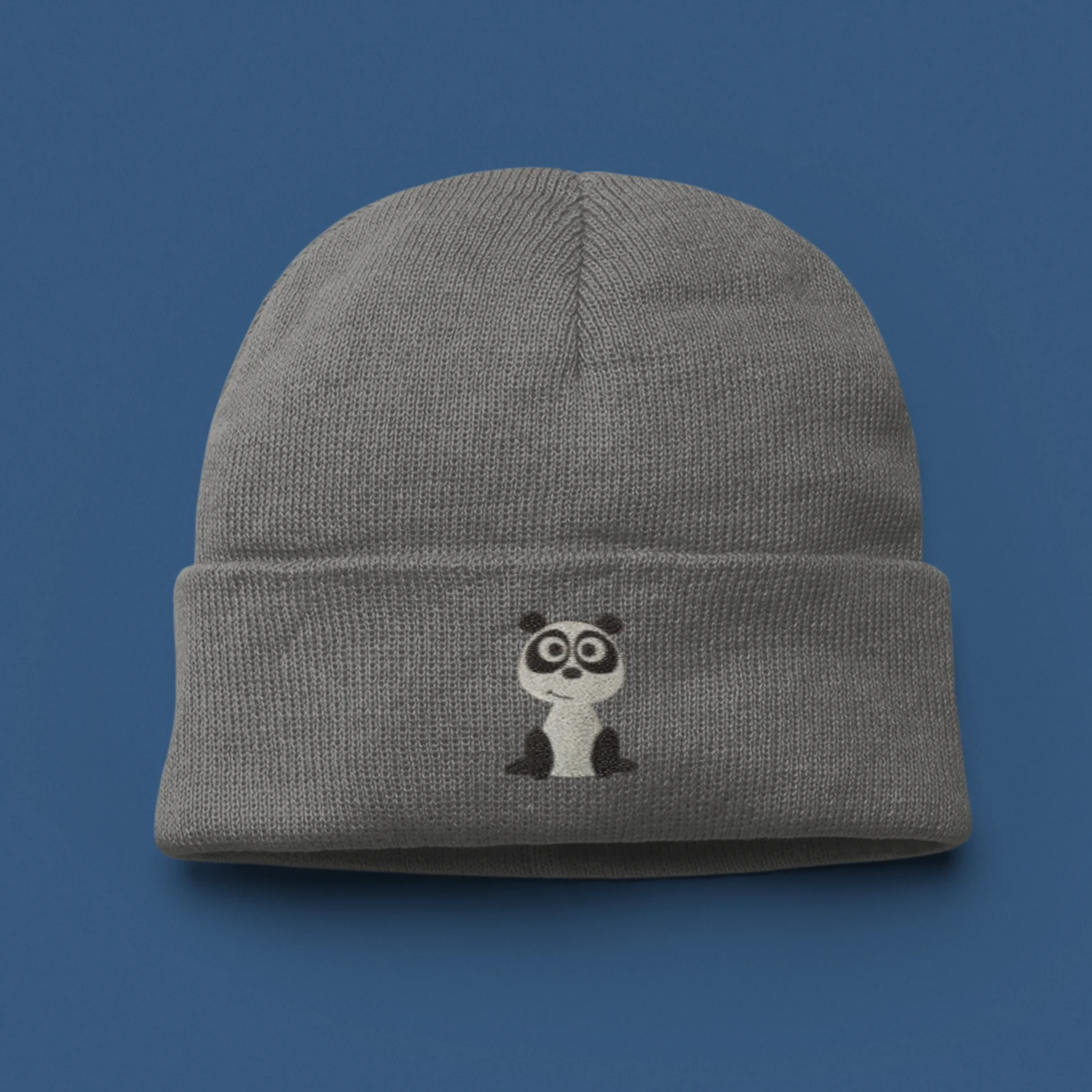 Sitzender Panda bestickt auf Mütze - Anwendungsbeispiel