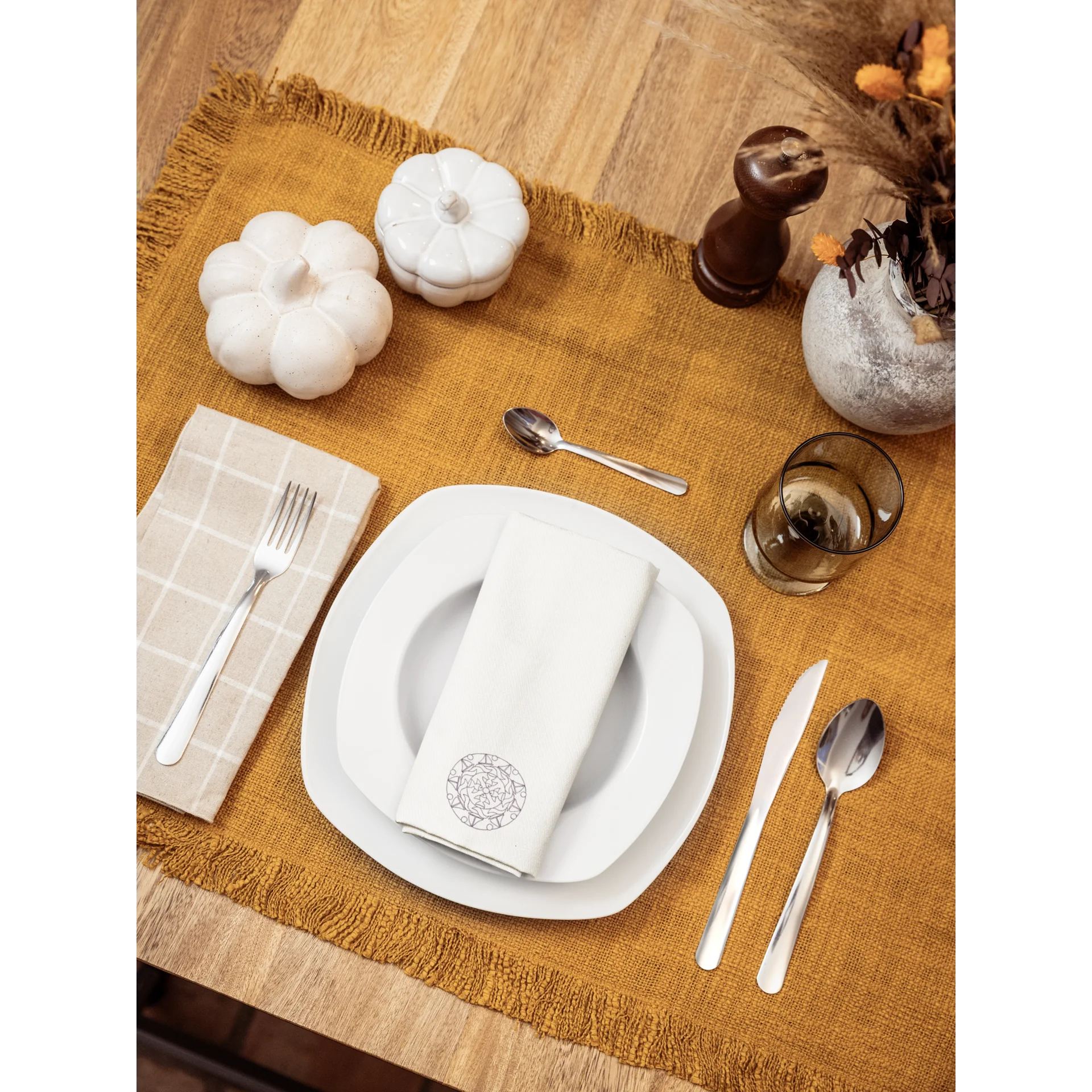 Fish and Ships Stickmuster auf einer Serviette