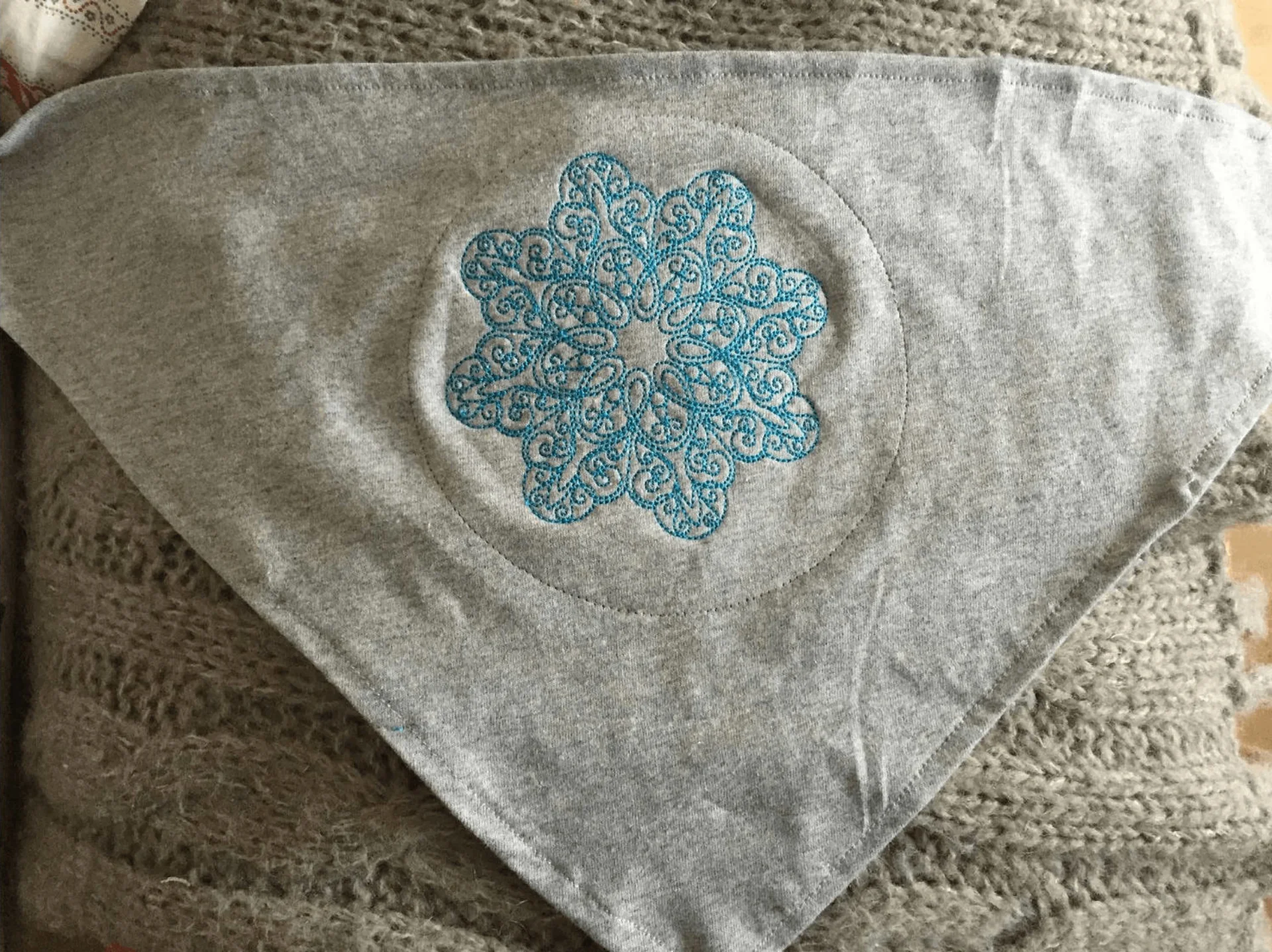 Eiskristall Stickmuster als Dreieck-Wimpel