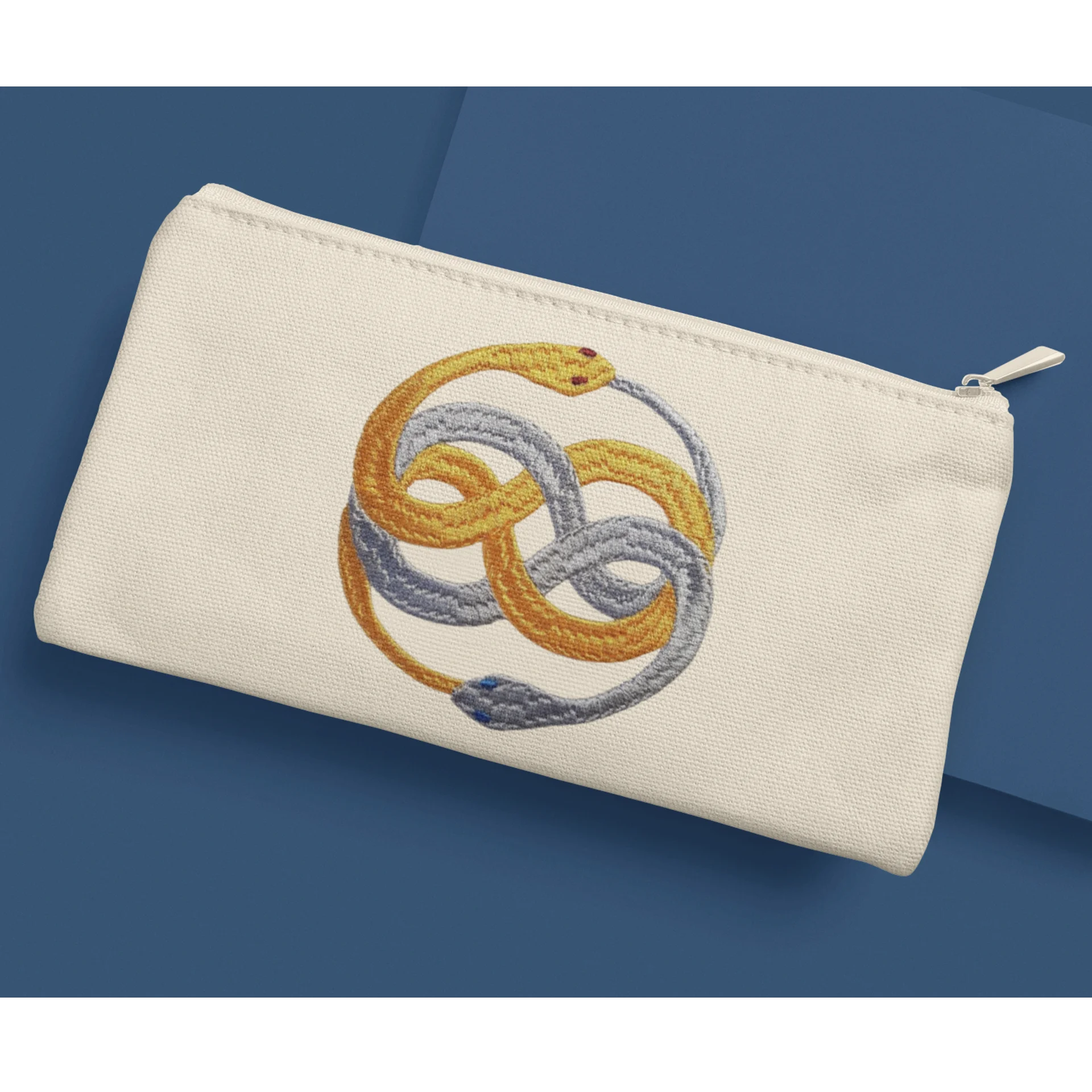 Auryn Stickmuster auf einem Mäppchen