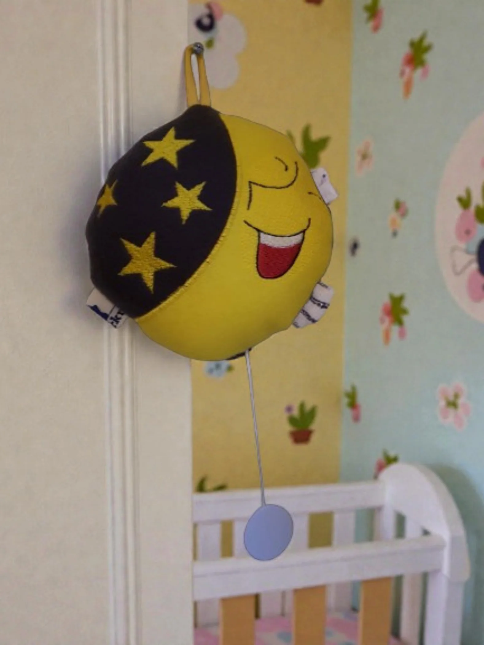 Mondkissen Spieluhr im Kinderzimmer