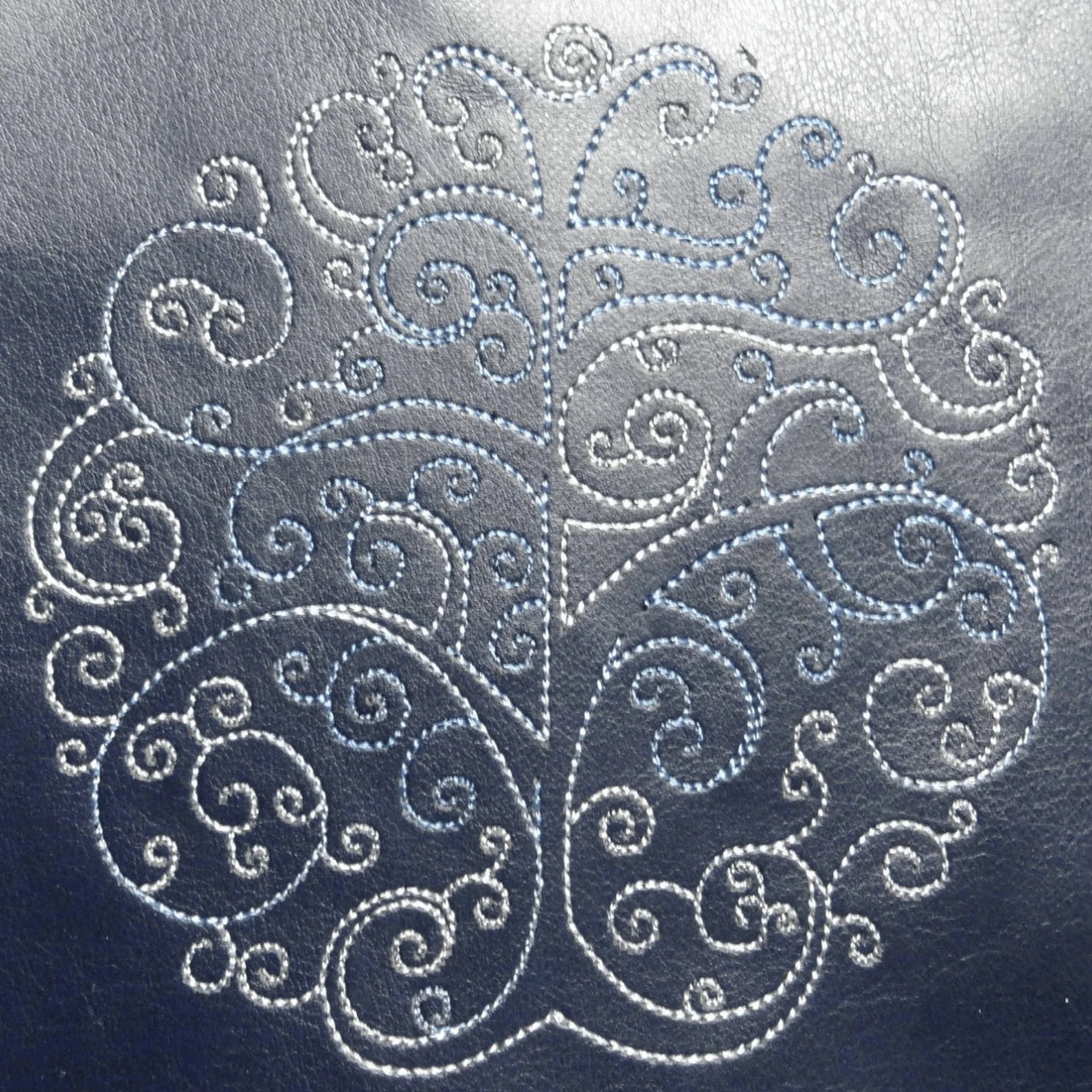 Baum des Lebens Stickmuster auf Leder